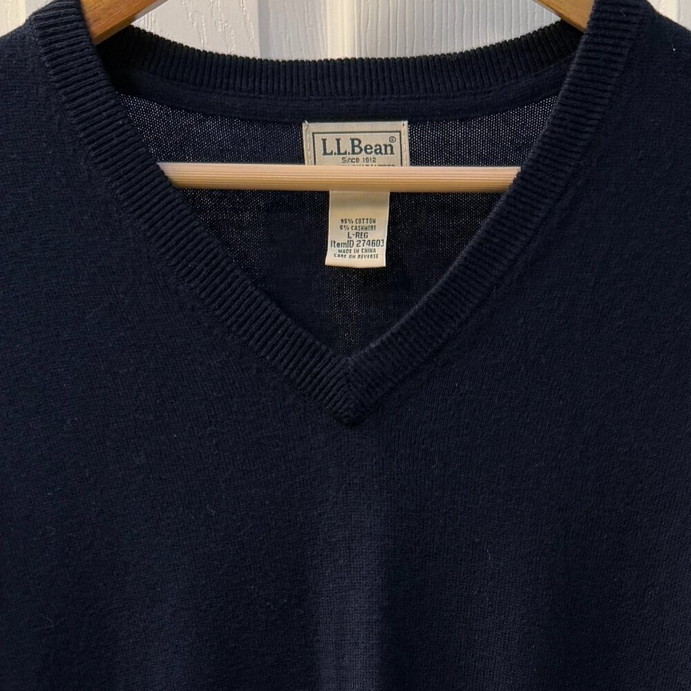 L.L. Bean Dark Navy Cotton Cashmere Blend V-Neck Sweater Size Large Reg - Picture 2 of 6